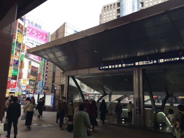八王子駅北口の階段を下りて地下道に入る写真